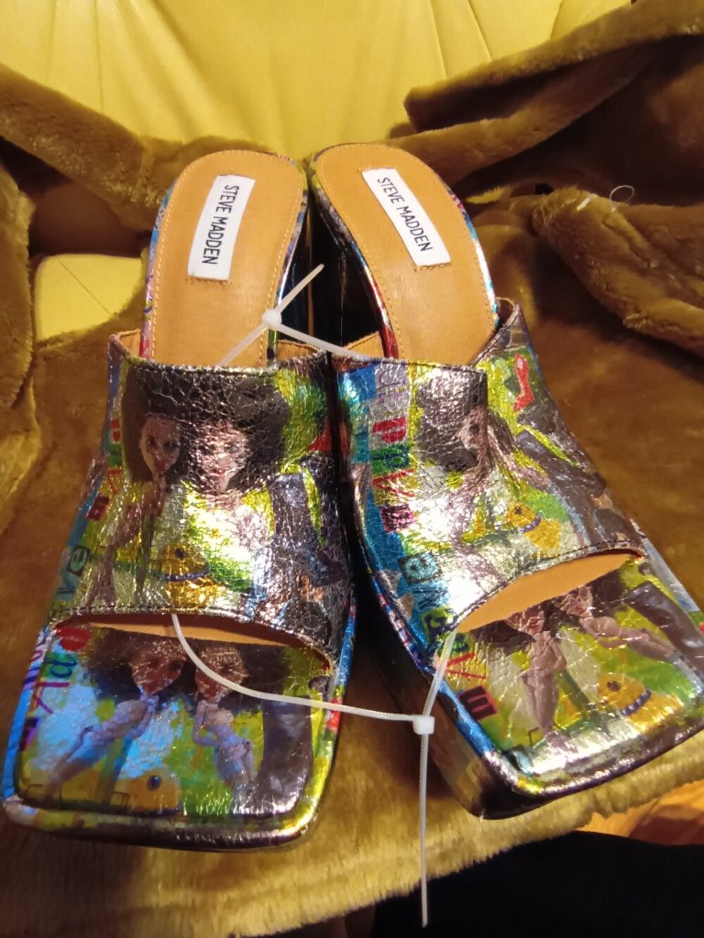PR Steve Madden open toe animation platforms